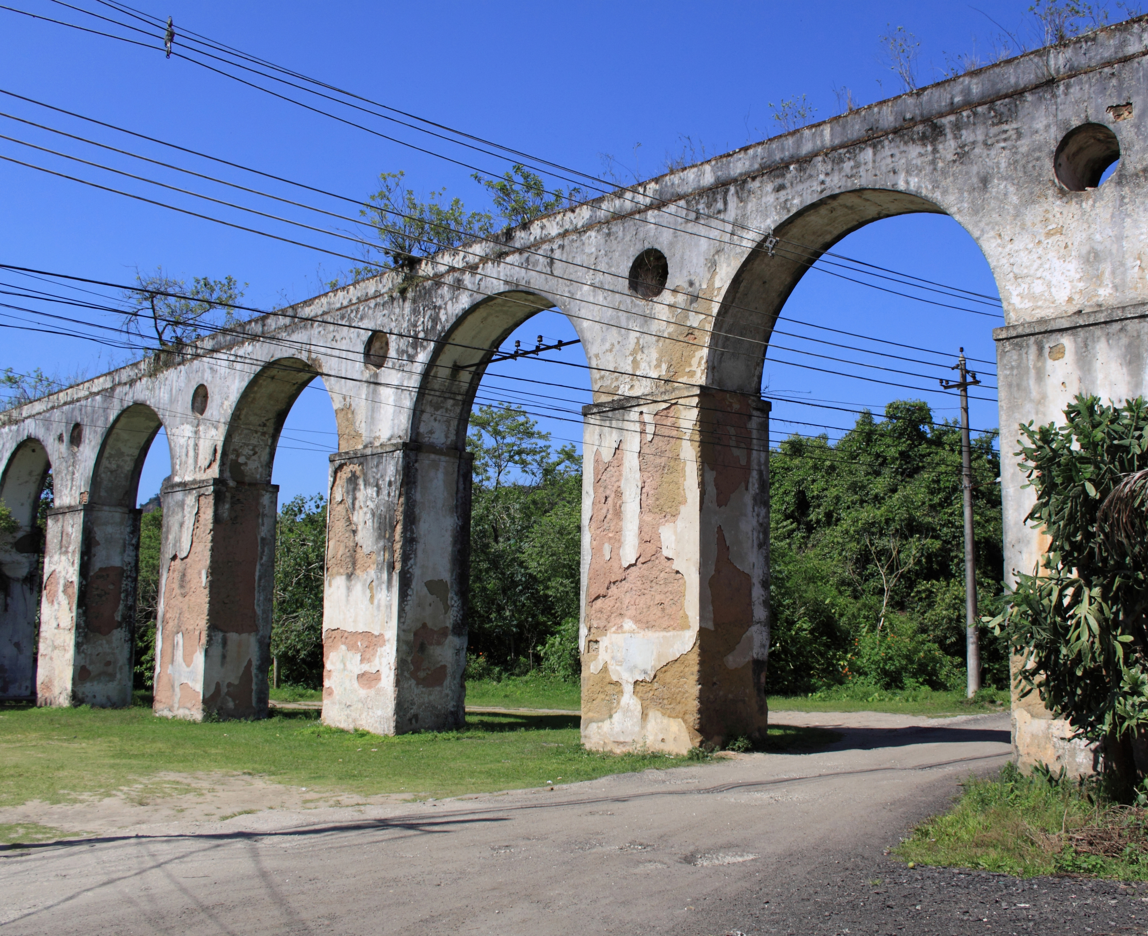 (1) Aqueduto da Colônia Juliano Moreira.<br> Halley Pacheco de Oliveira. I.Patrimônio.org